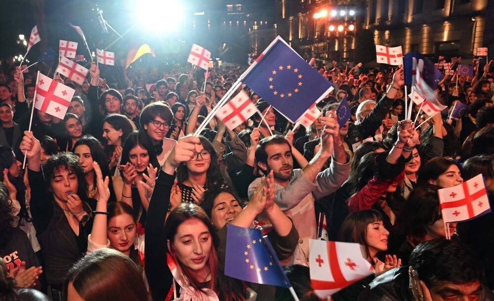 Тысячи протестуют в Тбилиси против контроверсиального закона, вдохновленного Россией