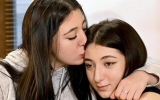 Грузинские сестры воссоединились после того, как выяснилось, что их незаконно удочерили